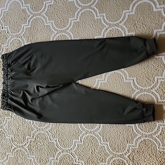 Lululemon Stetch High-Rise Jogger in Dark Olive EUC - Picture 4 of 8